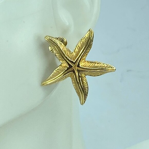 Christian Dior Vintage Starfish gold tone texture clip on Earring GS467 - Picture 1 of 7